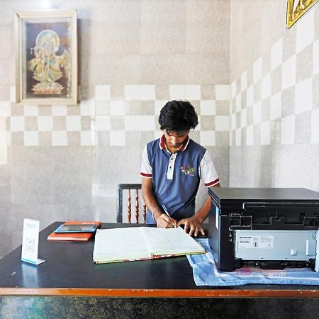 Oyo 44361 Shri Lajjaram Ashram Hotel วรินดาวัน ภายนอก รูปภาพ