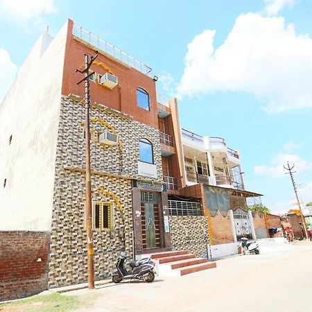 Oyo 44361 Shri Lajjaram Ashram Hotel วรินดาวัน ภายนอก รูปภาพ