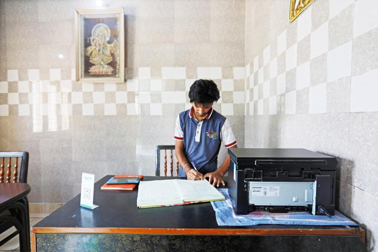 Oyo 44361 Shri Lajjaram Ashram Hotel วรินดาวัน ภายนอก รูปภาพ