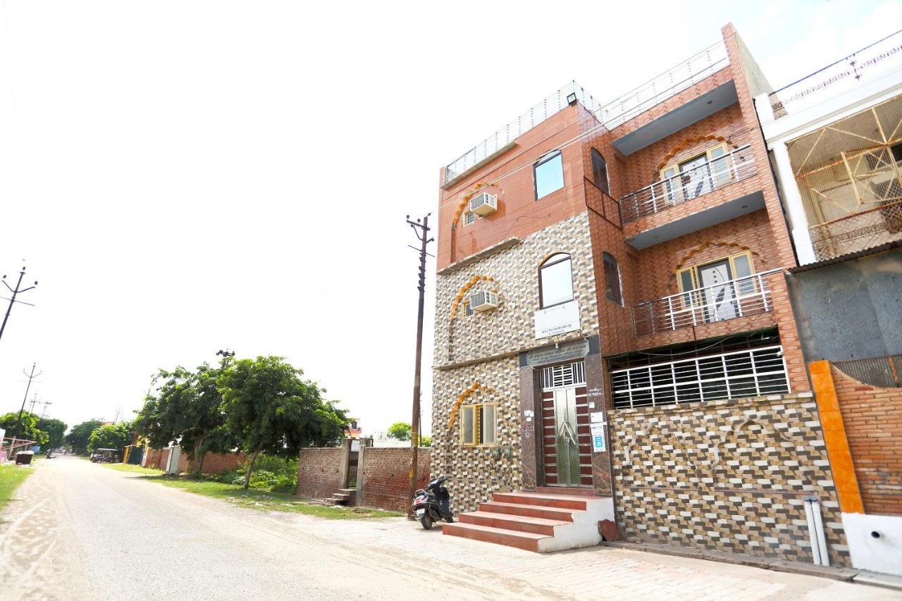 Oyo 44361 Shri Lajjaram Ashram Hotel วรินดาวัน ภายนอก รูปภาพ